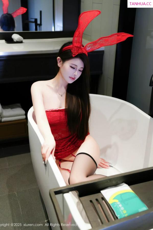 甜妮  [XiuRen]高清写真图 2025.10.24 No.10907 甜妮 红色兔女郎第28张图片